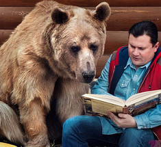 Общительный медведь Степан уже 18 лет живет в семье москвичей