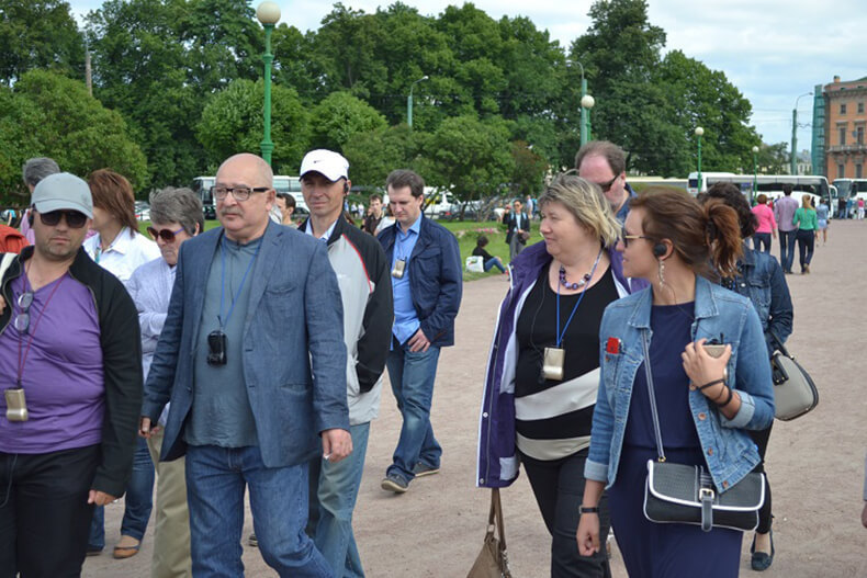 Лев Лурье: Мы погружаем детей то в холодную воду, то в горячую