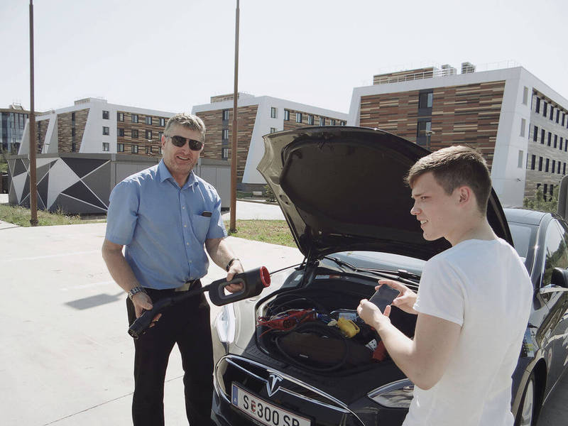 Вокруг света за 80 дней на Tesla 