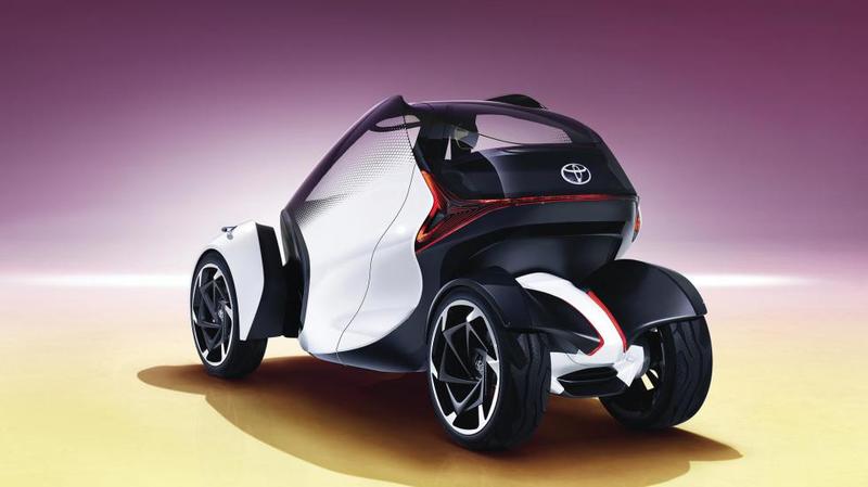 Toyota i-Tril - городской мини-электромобиль без руля и педалей для молодежи