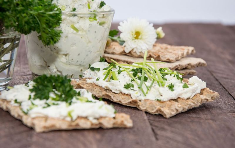 Рецепт полезной закуски: брынза из кунжута