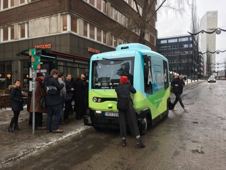 Беспилотные мини-автобусы начали перевозить пассажиров в Стокгольме