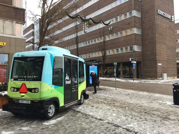 Беспилотные мини-автобусы начали перевозить пассажиров в Стокгольме