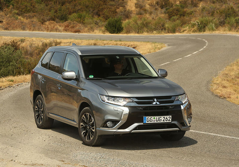 Компания Mitsubishi сменила гибридному «Аутлендеру» силовую установку