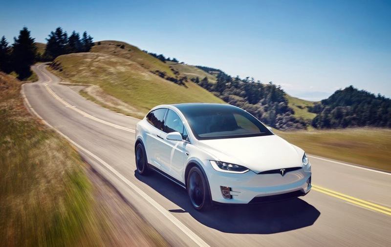 Jaguar i-Pace против двух Tesla Model X