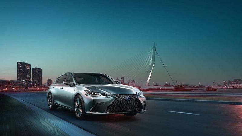 Lexus ES стал первым авто с камерами вместо зеркал