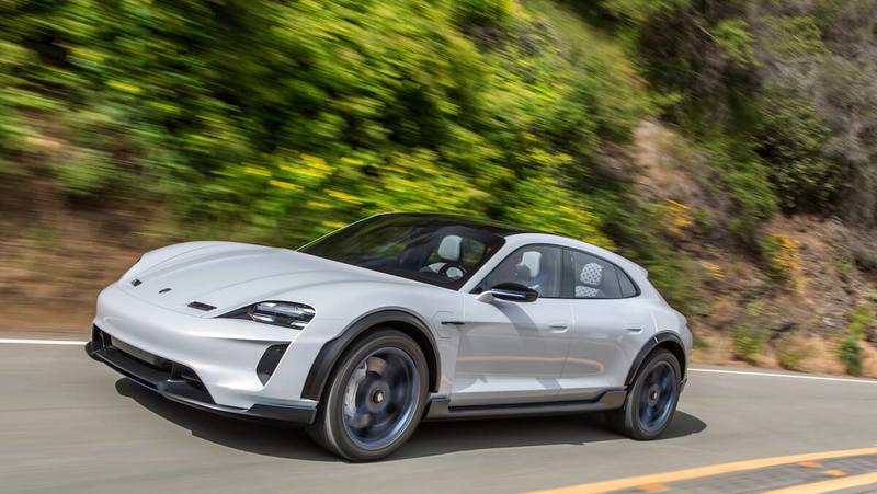 Вторым электромобилем Porsche станет седан Mission E Cross Turismo