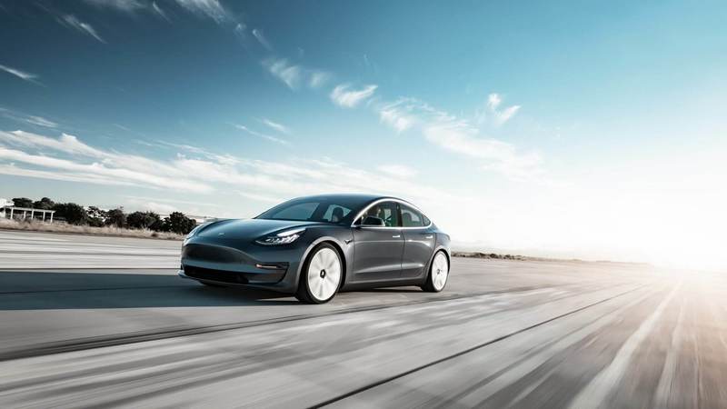 Спортивная Tesla Model 3 подешевела на 330 тысяч