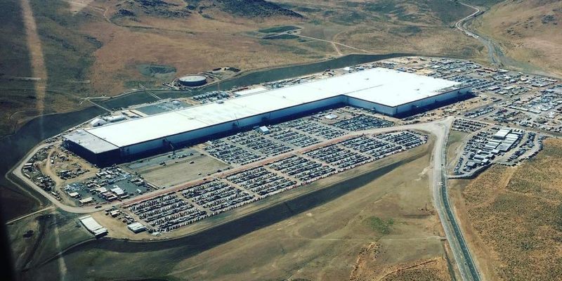 К январю на Gigafactory обещают почти удвоить выпуск аккумуляторов