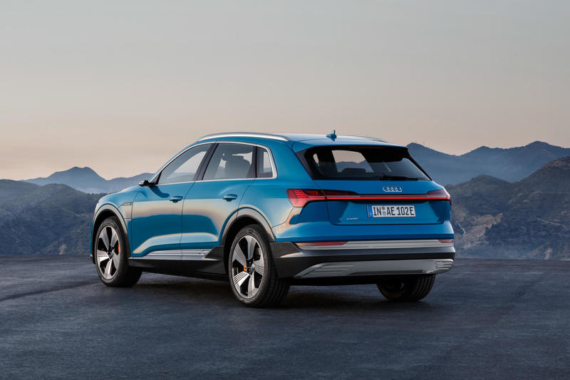 Сможет ли электрический кроссовер Audi e-tron бросить вызов Тесле Model X и Ягуару I-Pace?