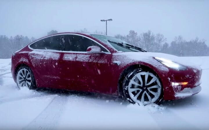 Как ведет себя Model 3 на заснеженной дороге