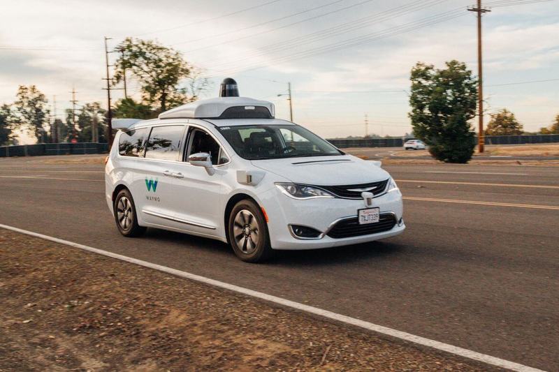 Waymo обучила свои беспилотные автомобили понимать жесты регулировщиков