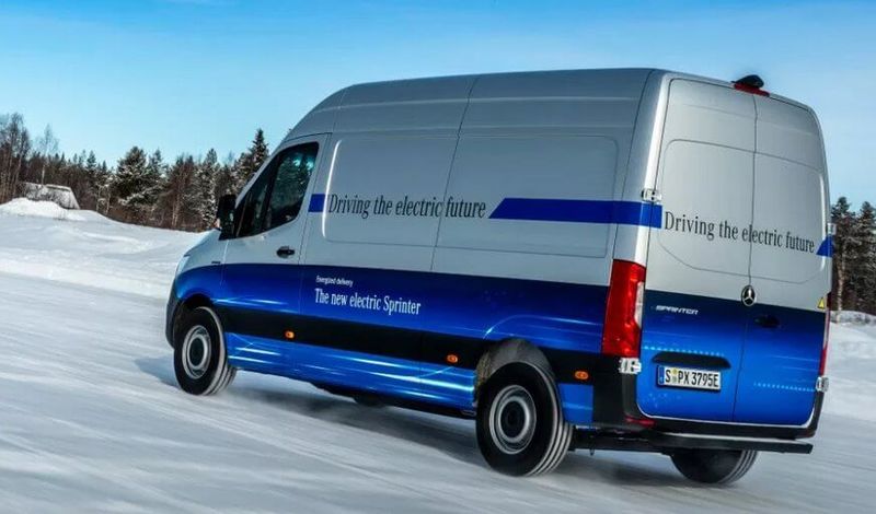 Электрический фургон Mercedes-Benz eSprinter испытали на зимней дороге