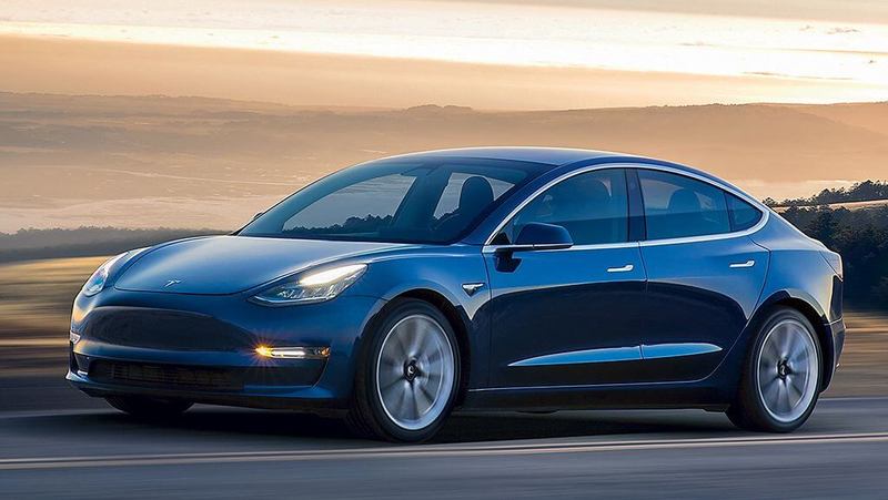 Tesla показала способность Model 3 к автономному вождению