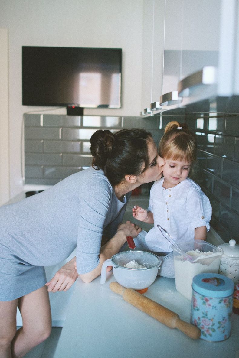 «Подай», «принеси», «приготовь»: как устоять под натиском родных, работая дома