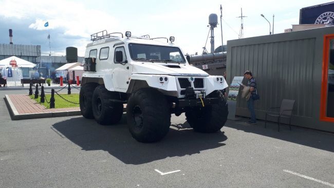 На военно-морском салоне в Санкт-Петербурге показали экологические вездеходы