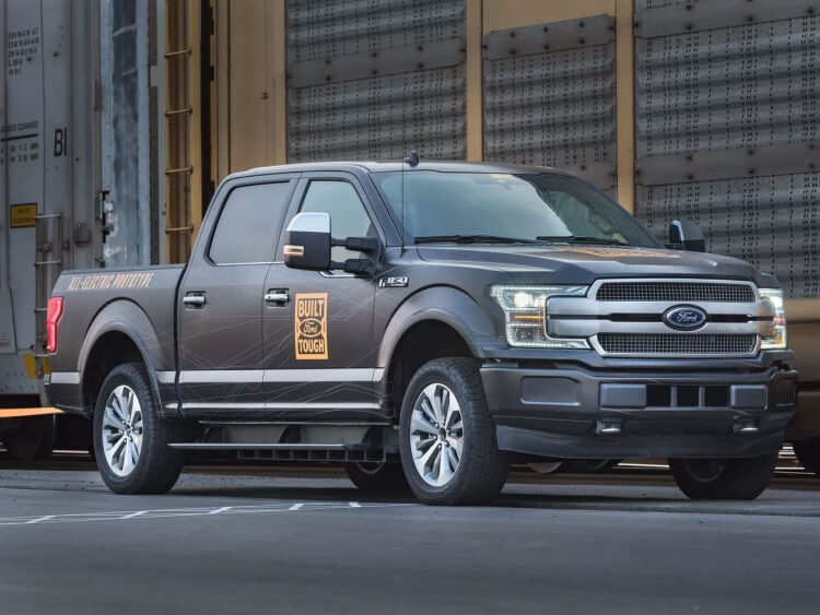 Электрический пикап Ford F-150 тянет 10 гружёных вагонов