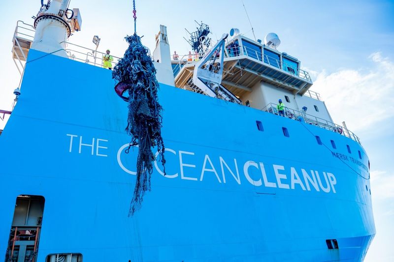 Ocean Cleanup привез первую партию пластикового мусора обратно на берег