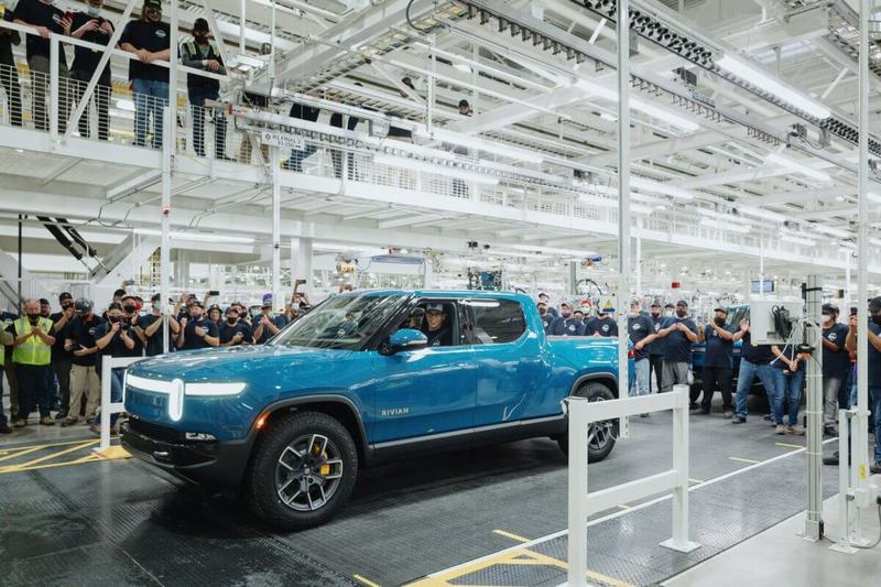 Первый электрический пикап Rivian R1T сошел с конвейера